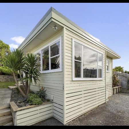 Villa Refined, Retro & Relaxing Paraparaumu Exterior foto
