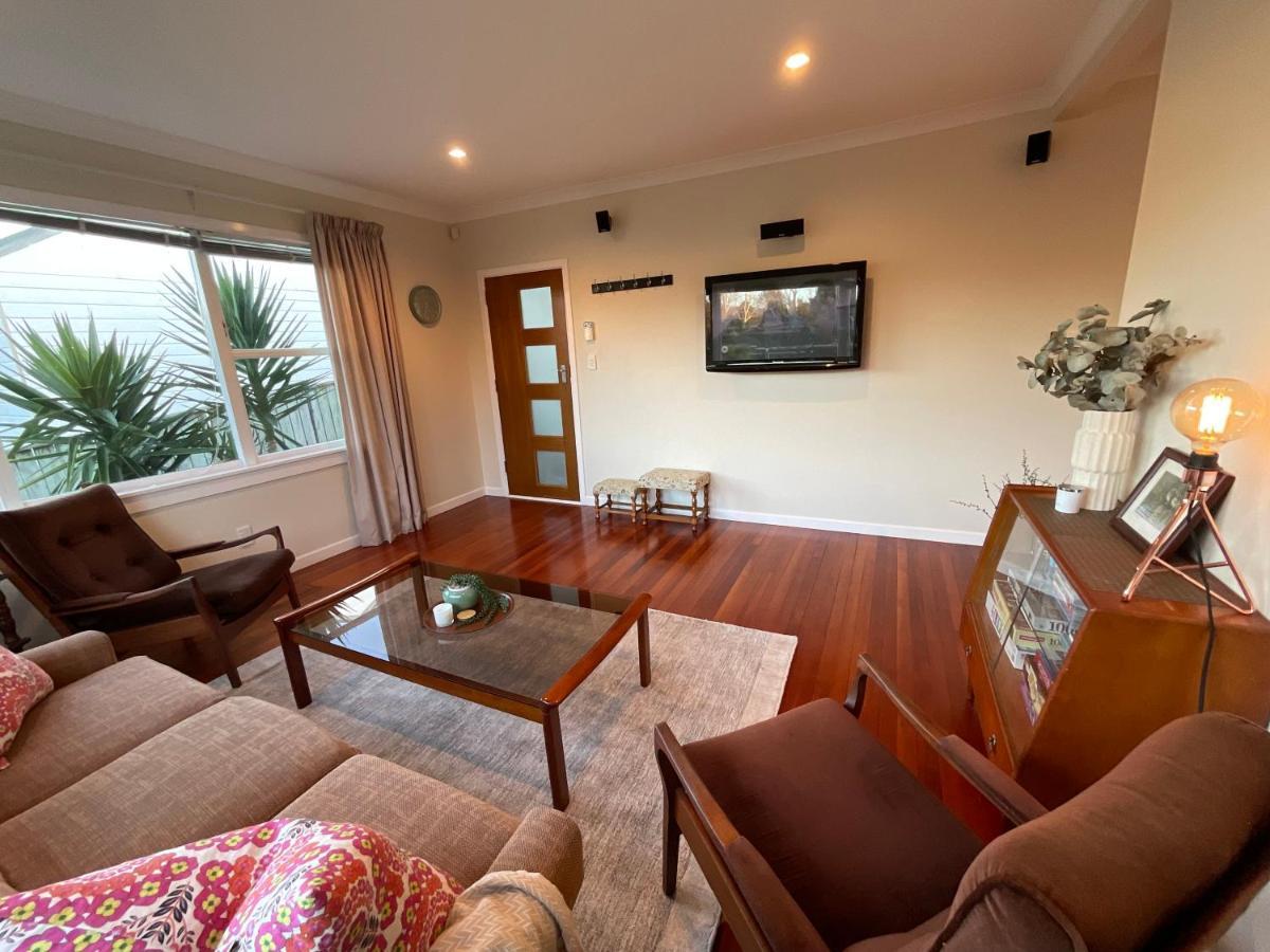 Villa Refined, Retro & Relaxing Paraparaumu Exterior foto